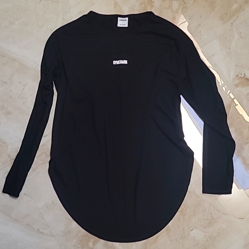 Gymshark high low black long sleeve shirt. Excellent condition. Looks new. Large